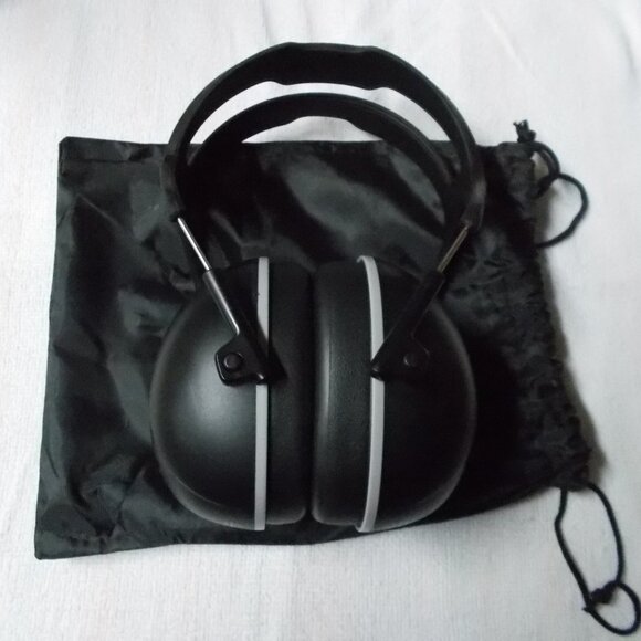 NWOT Noise Cancelling headphones - Picture 1 of 3